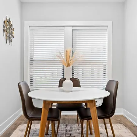 Chic & Fully Furnished Studio Apt With Laundry - Brompton 61-66 Rep